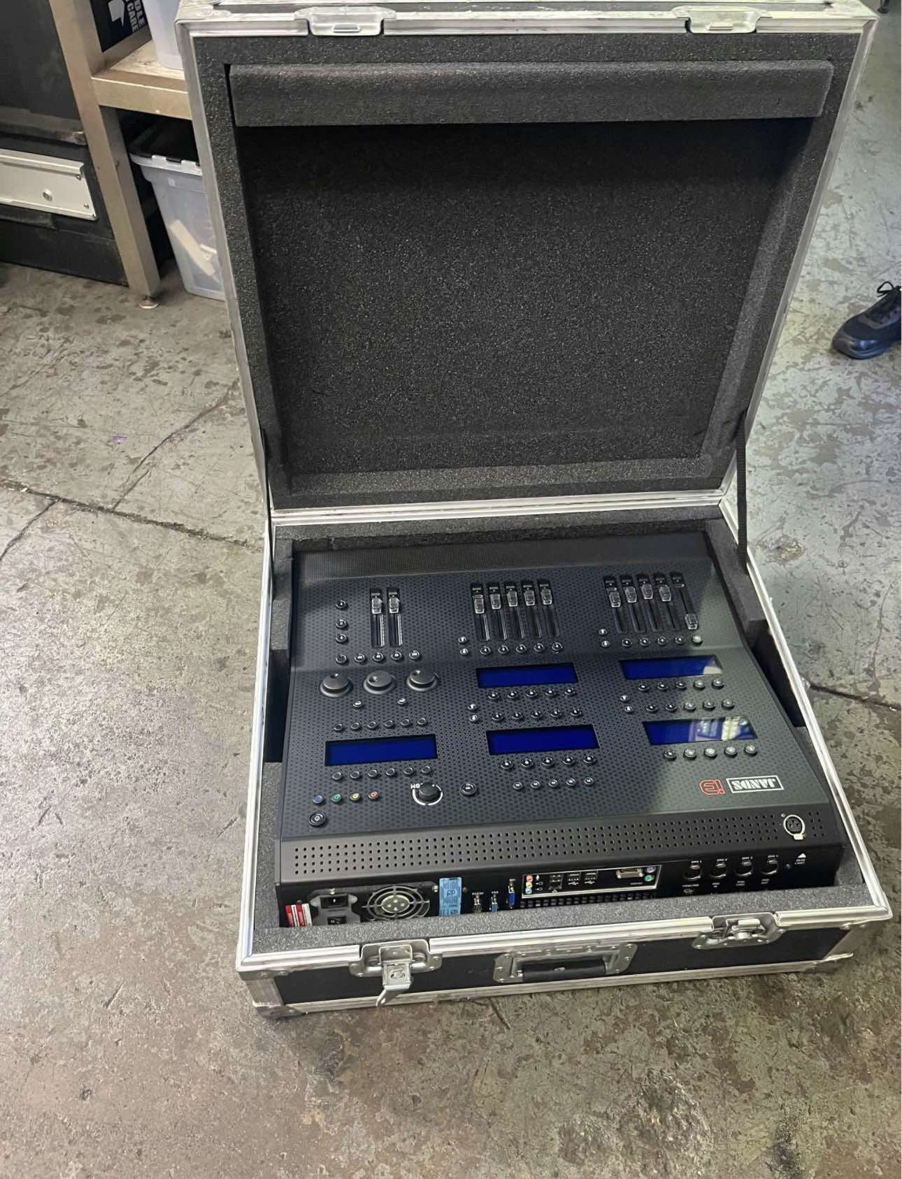 Jands Vista I3 Lighting Console w/ 512 Channel Dongle – Professional Stage & DMX Show Control Desk